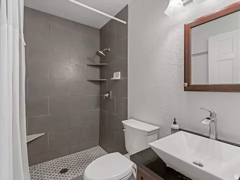 Bath - 2228 E Renegade Rd, Sandy, UT 84093 photo 2 of 3