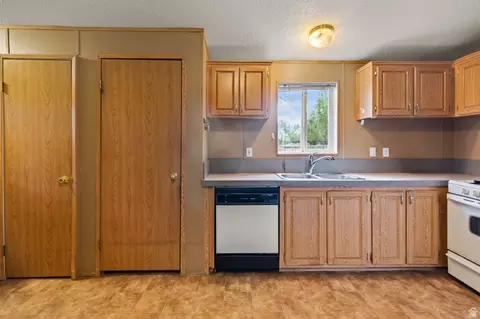 Kitchen - 275 N 100 E, Torrey, UT 84775 photo 3 of 5