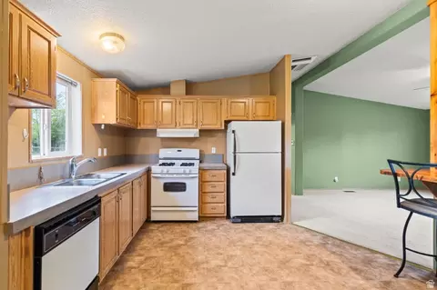 Kitchen - 275 N 100 E, Torrey, UT 84775 photo 4 of 5