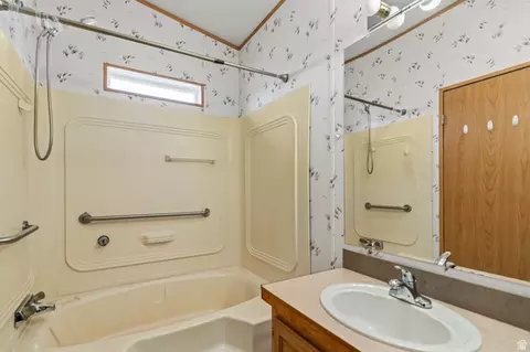 Bath - 275 N 100 E, Torrey, UT 84775 photo 2 of 3