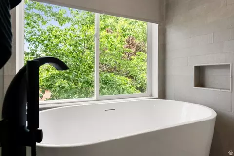 Bath - 1533 E Hayden Ct, Logan, UT 84321 photo 2 of 5