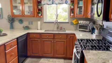 Kitchen - 1797 E Sunset Rd, Enoch, UT 84721 photo 4 of 6