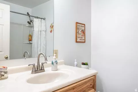 Bath - 2124 E Cherry Ln, Layton, UT 84040 photo 1 of 2