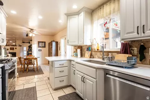 Kitchen - 2124 E Cherry Ln, Layton, UT 84040 photo 3 of 4