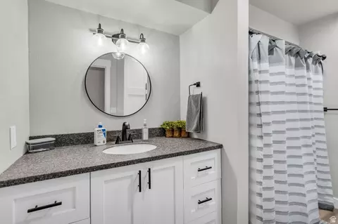 Bath - 740 E 100 S, Hyde Park, UT 84318 photo 6 of 6