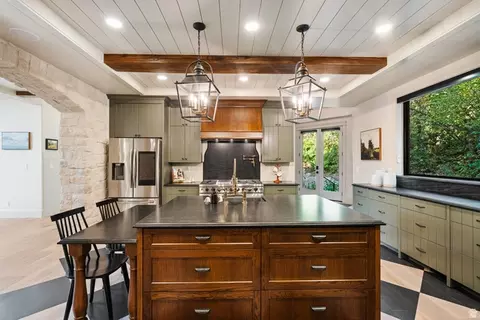 Kitchen - 1141 S Oak Leaf, Springville, UT 84663 photo 4 of 5