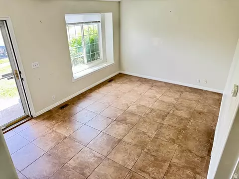 Living - 278 W 2000 S, Clearfield, UT 84015 photo 2 of 6