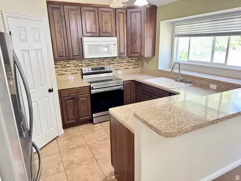 Kitchen - 278 W 2000 S, Clearfield, UT 84015 photo 2 of 3