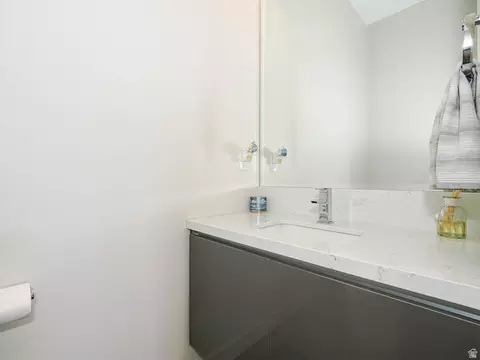 Bath - 1283 E Corner View Ct S, Draper, UT 84020 photo 5 of 9