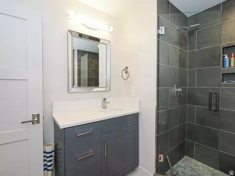 Bath - 1283 E Corner View Ct S, Draper, UT 84020 photo 8 of 9