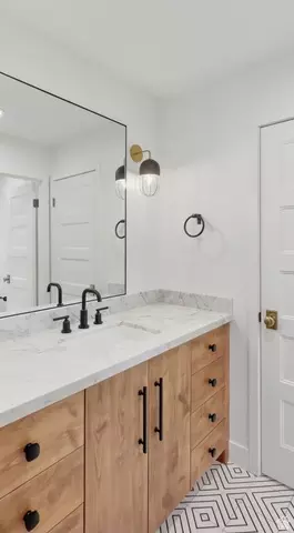 Bath - 2882 E Heather Cir S, Holladay, UT 84117 photo 4 of 6