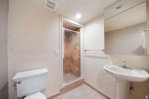 Bath - 2882 E Heather Cir S, Holladay, UT 84117 photo 6 of 6