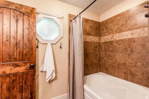 Bath - 5305 S Roseleaf Dr, Murray, UT 84123 photo 2 of 4