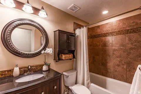 Bath - 5305 S Roseleaf Dr, Murray, UT 84123 photo 3 of 4