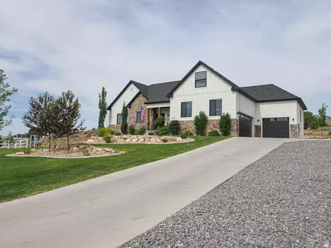 Exterior - 9261 N Belle St, Eagle Mountain, UT 84005 photo 4 of 11