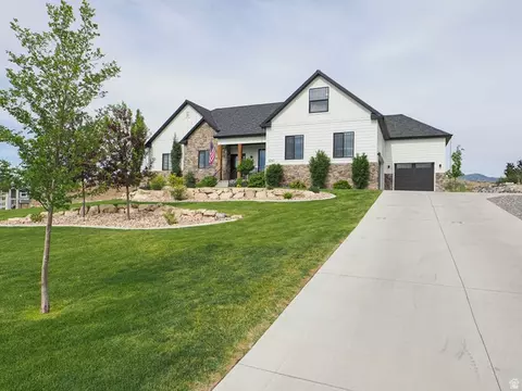 Exterior - 9261 N Belle St, Eagle Mountain, UT 84005 photo 3 of 11