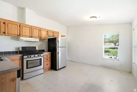 Kitchen - 14908 N Deep Creek Rd, Lapoint, UT 84039 photo 2 of 3