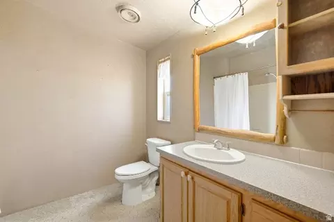 Bath - 14908 N Deep Creek Rd, Lapoint, UT 84039 photo 1 of 2