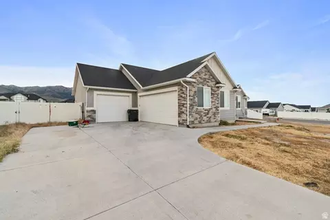 8 S Cherry Wood Ln, Midvale, UT 84047