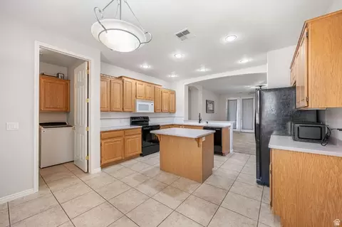 Kitchen - 3309 E Willow Dr, Washington, UT 84780 photo 2 of 3