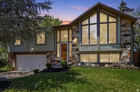 8938 S Manchester Ln, Sandy, UT 84093