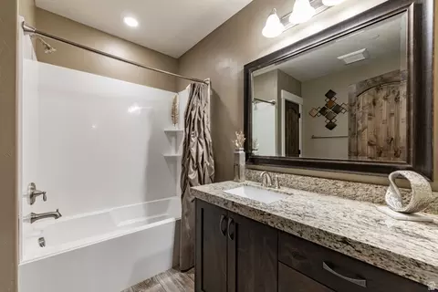 Bath - 1754 E Longview Dr, Hideout, UT 84036 photo 3 of 4