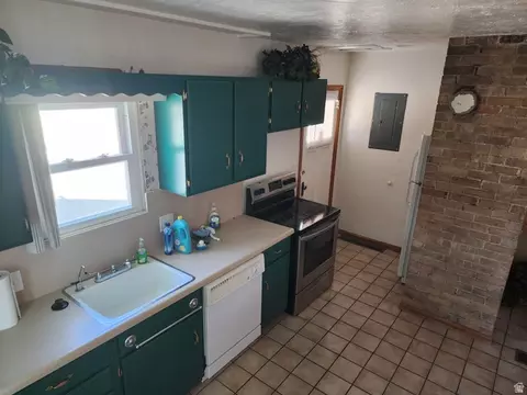 Kitchen - 59 E Pinehurst Ave N, Tooele, UT 84074 photo 3 of 4
