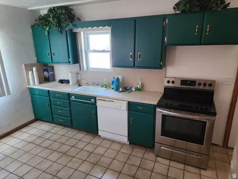 Kitchen - 59 E Pinehurst Ave N, Tooele, UT 84074 photo 4 of 4