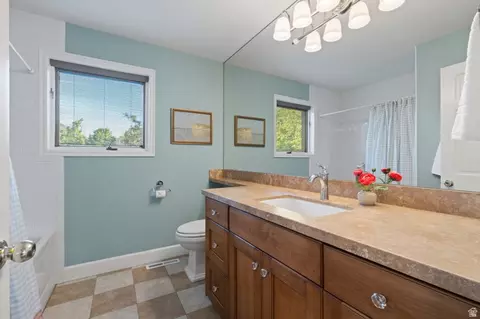 Bath - 3226 E Hampton Ct, Holladay, UT 84124 photo 3 of 5