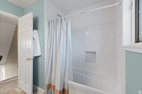 Bath - 3226 E Hampton Ct, Holladay, UT 84124 photo 4 of 5