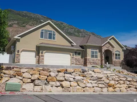 9502 N Aztec Dr, Cedar Hills, UT 84062