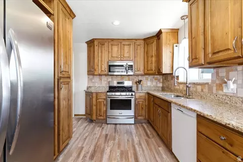 Kitchen - 545 E 350 S, Clearfield, UT 84015 photo 3 of 4