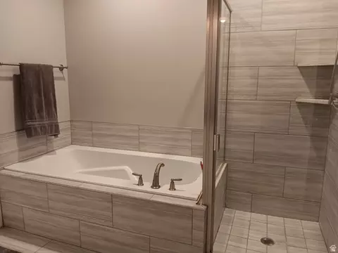 Bath - 8631 N Cypress Aly, Eagle Mountain, UT 84005 photo 2 of 4