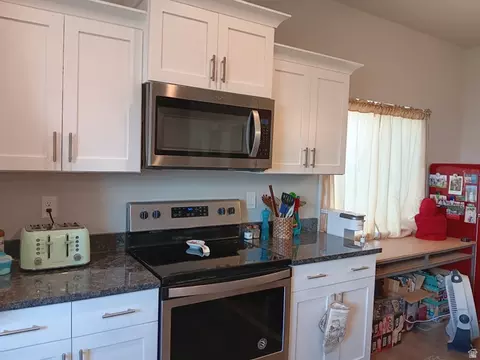 Kitchen - 8631 N Cypress Aly, Eagle Mountain, UT 84005 photo 3 of 4