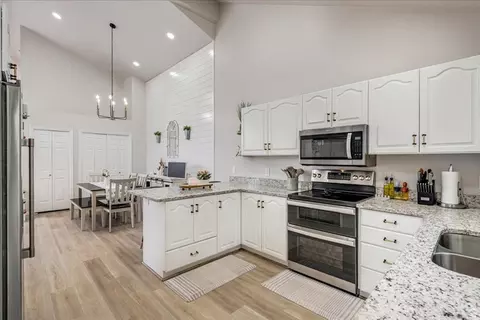 Kitchen - 5248 S Clear Spring Ln E, Murray, UT 84117 photo 4 of 5