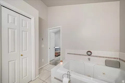Bath - 5248 S Clear Spring Ln E, Murray, UT 84117 photo 2 of 4
