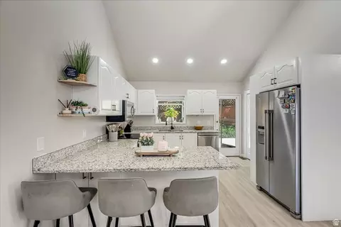 Kitchen - 5248 S Clear Spring Ln E, Murray, UT 84117 photo 2 of 5