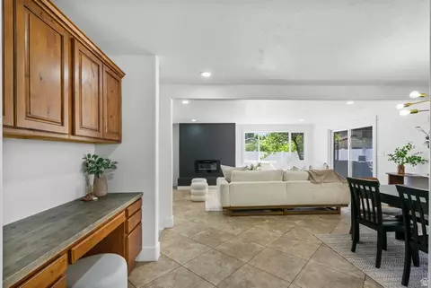 Entry Way - 432 E Calnette Dr, Sandy, UT 84070 photo 2 of 3