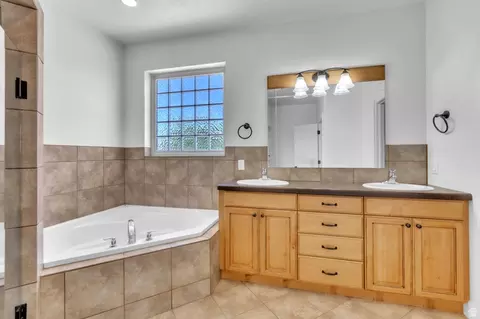 Bath - 487 E 500 N, Ephraim, UT 84627 photo 4 of 6