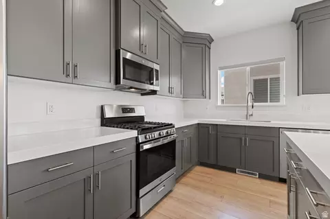 Kitchen - 4722 E Lake Corner Dr, Eagle Mountain, UT 84005 photo 6 of 9