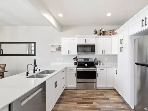 Kitchen - 4382 E Caspian Ct, Eagle Mountain, UT 84005 photo 2 of 3