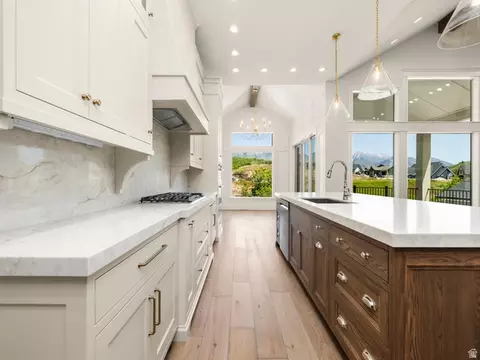 Kitchen - 14717 E Canyon End Dr, Draper, UT 84020 photo 4 of 6