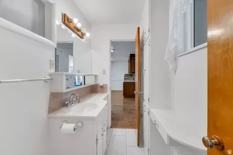 Bath - 634 E 400 N, Orem, UT 84097 photo 2 of 3