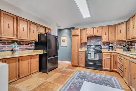 Kitchen - 27 W Valley Dr, Murray, UT 84107 photo 2 of 3