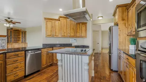 Kitchen - 1596 E Millbrook Way S, Bountiful, UT 84010 photo 2 of 5