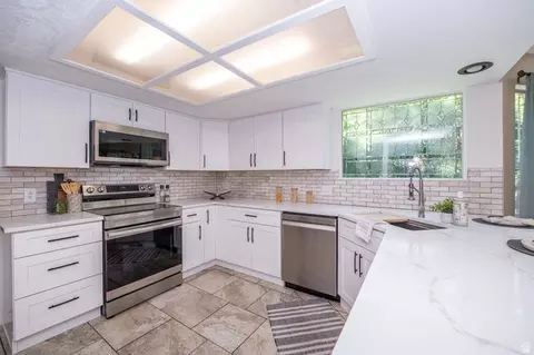 Kitchen - 10101 S Wasatch Blvd, Sandy, UT 84092 photo 3 of 6