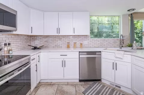 Kitchen - 10101 S Wasatch Blvd, Sandy, UT 84092 photo 2 of 6