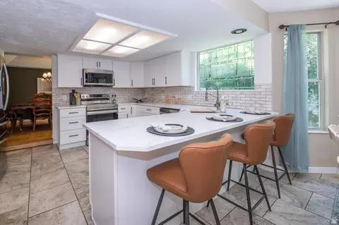 Kitchen - 10101 S Wasatch Blvd, Sandy, UT 84092 photo 4 of 6