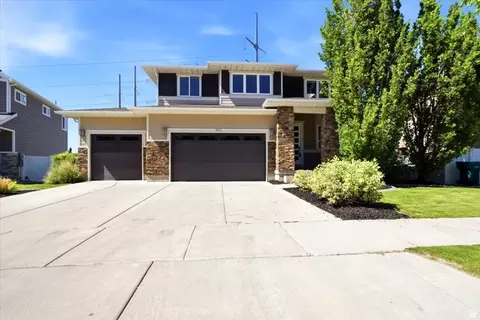 822 W Star Spangled Dr, Bluffdale, UT 84065