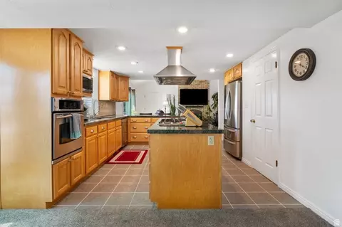 Kitchen - 9776 S Granite Hills Dr, Sandy, UT 84092 photo 3 of 3